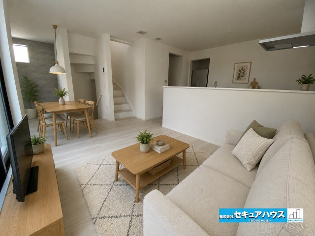 【今からご案内可能】　名古屋市南区鳥栖町　全2棟の居間・リビング|【LDK】
◆家族揃ってリビングで過ごすお休みの日が、楽しみになる場所となることでしょう。
対面式のオープンキッチンは、家事をしながら家族の様子が一目でわかる安心＆便利設備♪