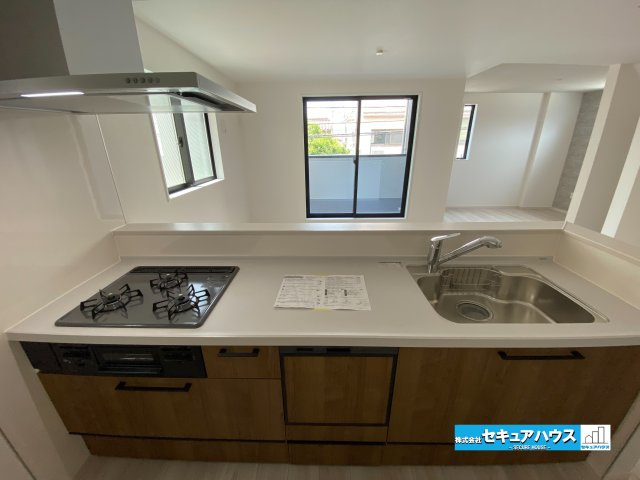 【今からご案内可能】　名古屋市南区鳥栖町　全2棟のキッチン|【キッチン】
◆同時にたくさんの料理が調理できる。「焼く・蒸す・煮る」の工程を同時進行で進めることができるので、料理を素早く作ることができます。育児でバタバタ忙しいママに嬉しい♪