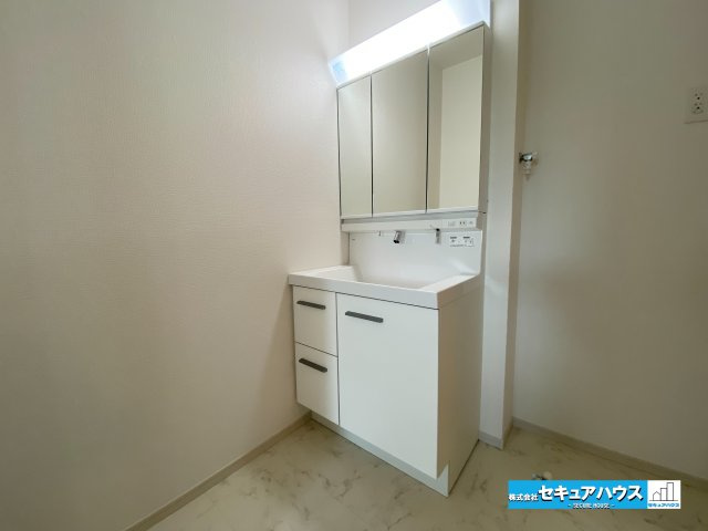 【今からご案内可能】　名古屋市南区鳥栖町　全2棟の独立洗面台|【洗面台】
◆鏡の裏にはたっぷりと収納スペースを標準装備！
◆電源を付属しているのでドライヤーなど利用できます。
