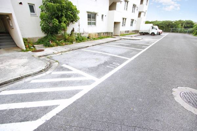 【駐車場】 | ビレッジハウス阿波根3号棟 | 車をお持ちの方に嬉しい駐車場付きの物件です