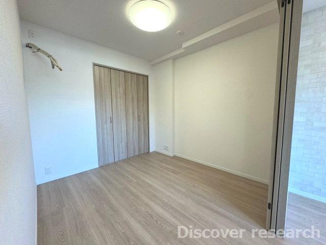 フェアヒルズ南大沢シエルコートの洋室|約4.5帖
リビングに隣接した洋室で扉を開けておけばリビングと一体利用することもできます。