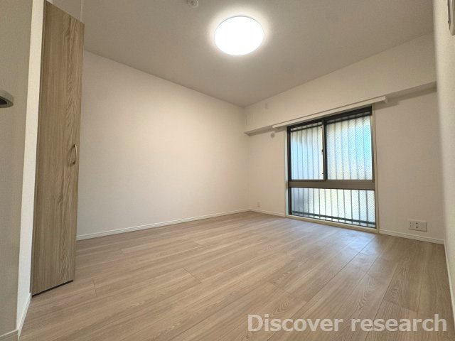 フェアヒルズ南大沢シエルコートの洋室|約7.1帖
広々した洋室で大きめのベッドを置くことも可能です。
