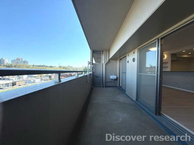 フェアヒルズ南大沢シエルコートのバルコニー|ワイドバルコニー（13.60㎡）
横、縦に幅が広く洗濯物が干しやすいのはもちろん、イスなどに座ってゆったりと過ごすのも気持ちよさそうです♪