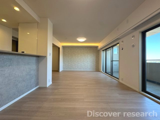 フェアヒルズ南大沢シエルコートの居間・リビング|LDK　約19.8帖
ライティングがオシャレな空間を演出します♪