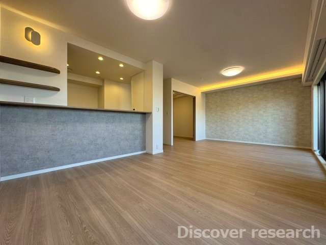 フェアヒルズ南大沢シエルコートの居間・リビング|LDK　約19.8帖
キッチンカウンター部分にはちょっとした棚が設けられております。
LDKに収納棚があると使い勝手が良さそうです！