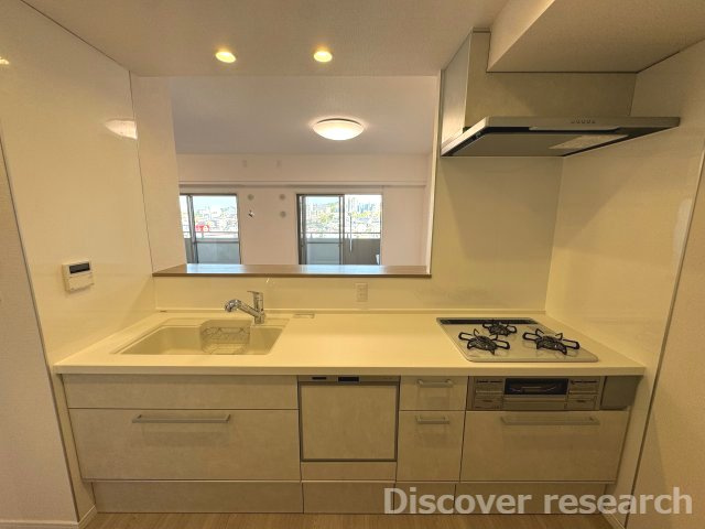 フェアヒルズ南大沢シエルコートのキッチン|システムキッチン（食洗機・浄水器付き）
幅が広く家事がしやすそうなシステムキッチンです。