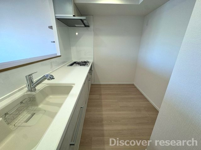 フェアヒルズ南大沢シエルコートのキッチン|システムキッチン（食洗機・浄水器付き）
キッチン裏には広々としたスペースがあり冷蔵庫や食器棚など配置できそうです。