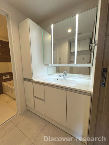 フェアヒルズ南大沢シエルコートの独立洗面台|三面鏡付き洗面化粧台
鏡の間に縦ライトがあり身支度などがしやすそうです！