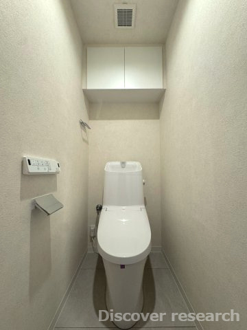 フェアヒルズ南大沢シエルコートのトイレ|トイレ（温水洗浄便座一体型便器）
白を基調とした落ち着き、清潔感のあるトイレです。
上部には吊戸棚がありペーパーなどの収納ができそうです。