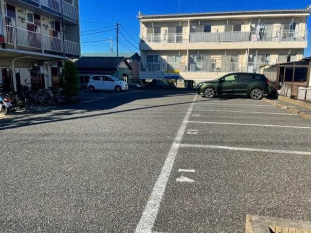 レオパレスフレアレーブの駐車場