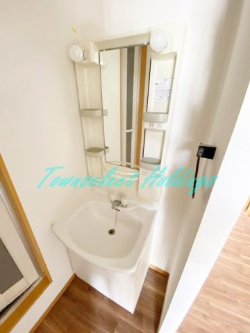 横浜市戸塚区上倉田町のアパートの洗面所|明るい洗面所です