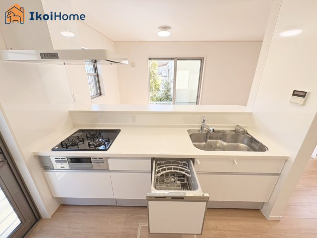 神戸市西区枝吉4丁目　中古戸建のキッチン|【ホームページに現地動画掲載中】●年中無休：当日予約可●家事の時短に欠かせない食洗機付きキッチン！