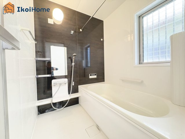 神戸市西区枝吉4丁目　中古戸建の浴室|【ホームページに現地動画掲載中】●年中無休：当日予約可●小窓があり換気良好！清潔な空間を保てます