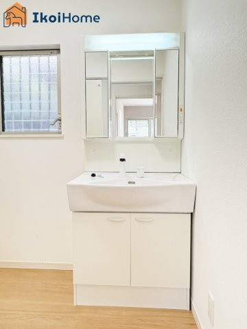 神戸市西区枝吉4丁目　中古戸建の洗面所|【ホームページに現地動画掲載中】●年中無休：当日予約可●洗面台は便利な３面鏡＋ハンドシャワータイプ！