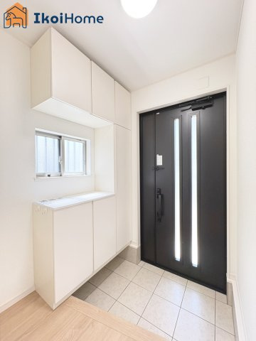 神戸市西区枝吉4丁目　中古戸建の玄関|【ホームページに現地動画掲載中】●年中無休：当日予約可●玄関にはコの字型シューズボックスを完備！