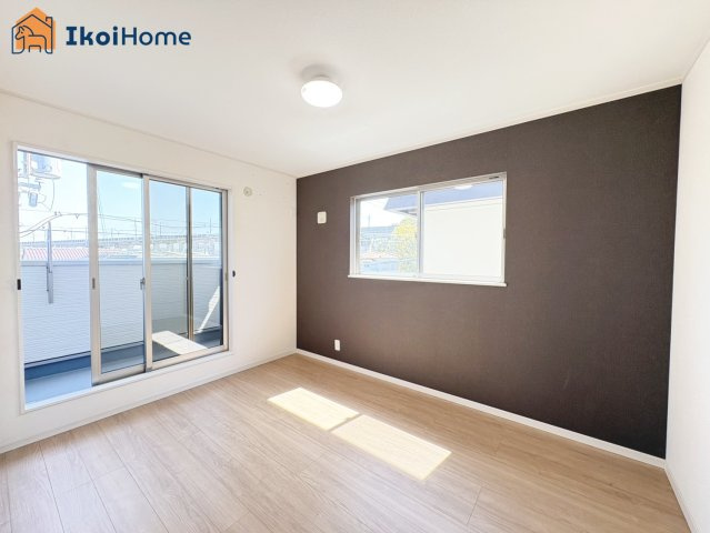 神戸市西区枝吉4丁目　中古戸建の寝室|【ホームページに現地動画掲載中】●年中無休：当日予約可●バルコニーに面した明るいお部屋です♪