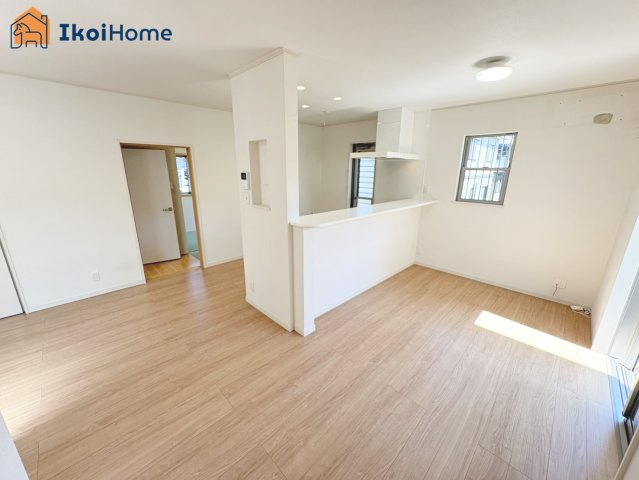 神戸市西区枝吉4丁目　中古戸建の居間・リビング|【ホームページに現地動画掲載中】●年中無休：当日予約可●明るく開放感もある1階15.5帖のLDKです。