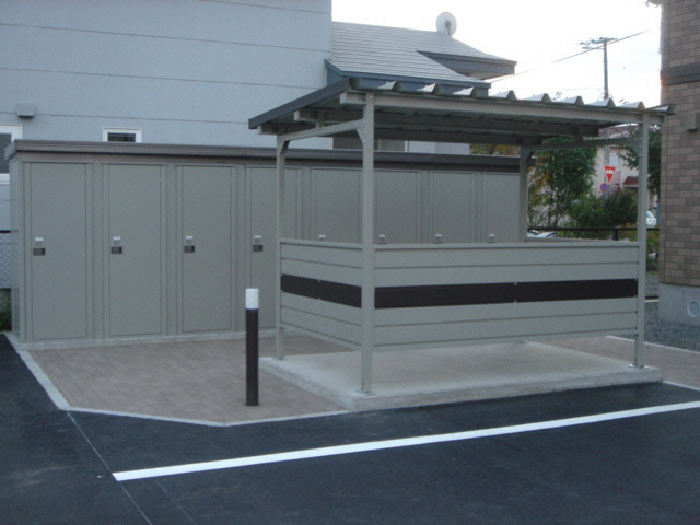 プレシャスコートの駐車場