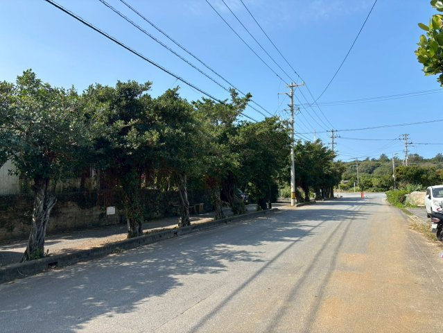 西仲宗根1301-1の前面道路含む現地写真