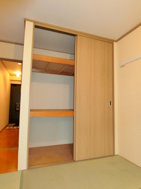 立川市西砂町５丁目の賃貸マンションの収納|★奥行きのある大型収納★