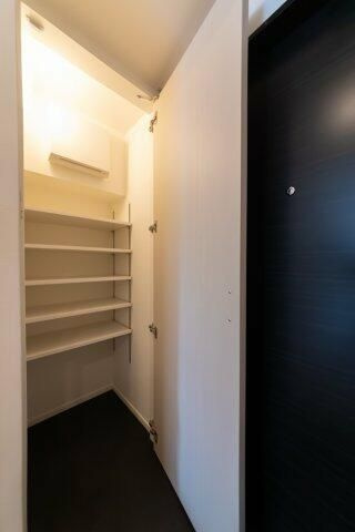 プラウドフラット渋谷笹塚の玄関|■モニタ付インターホン■ディンプルキー■2重鍵■ダウンライト