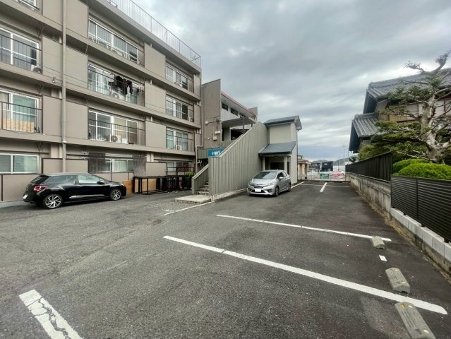 岐阜県岐阜市一棟マンションの駐車場
