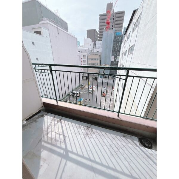 大阪市中央区久太郎町２丁目の店舗事務所のバルコニー