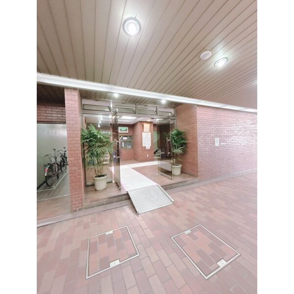 大阪市中央区久太郎町２丁目の店舗事務所のエントランス