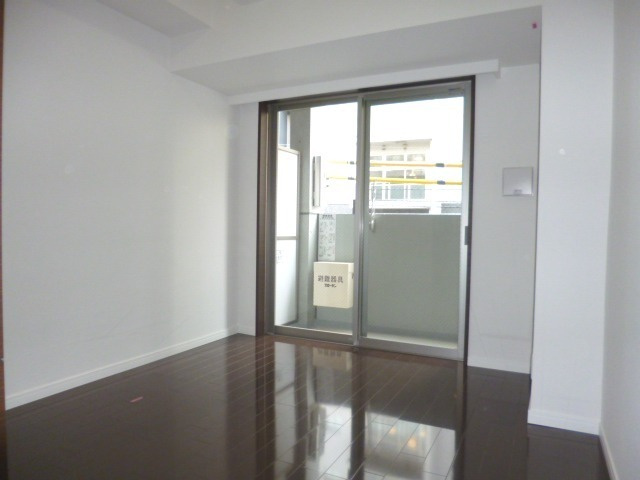 クレイシア新横浜の居間・リビング|2面採光の洋室♪