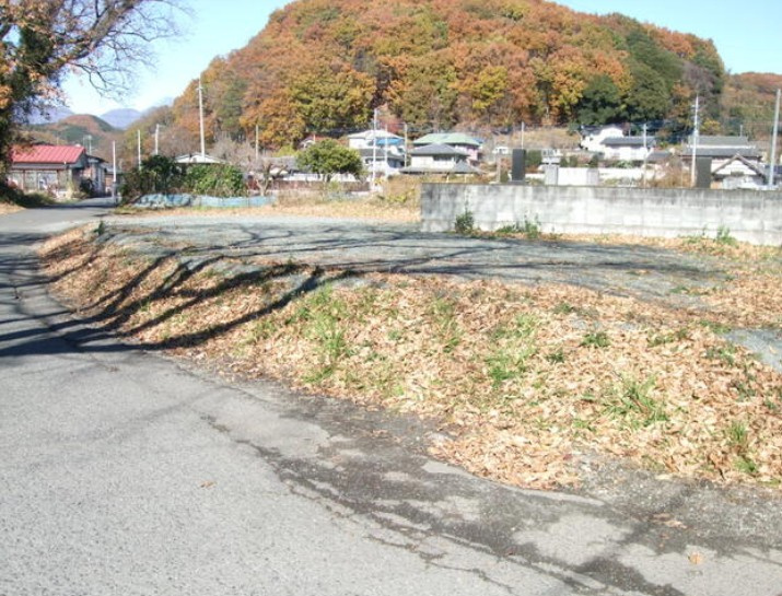 みどり市大間々町高津戸　売地の前面道路含む現地写真