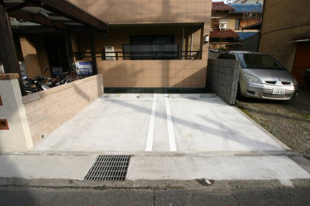 ラモーダ梅津の駐車場