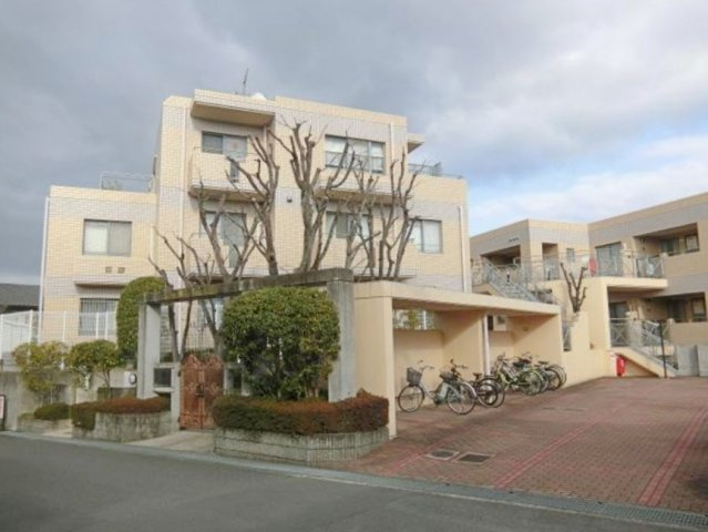 ライオンズヒルズ高槻の外観|物件のことはもちろん、教育施設・スーパー・商業施設・公園・公共機関といった周辺の住環境も車でご案内します。ぜひ現地で暮らしやすさなどイメージしてください！