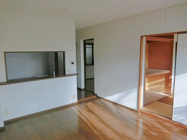 ライオンズヒルズ高槻の居間・リビング|バルコニーから、やわらかな光がたっぷり入るリビング。室内干しもよく乾き、家事も快適に。毎日が明るく、気持ちよく過ごせる住まいです。