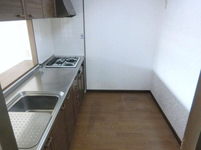 ライオンズヒルズ高槻のキッチン|家族やお客様とつながるカウンターキッチン。オープンな空間で、料理をしながら会話や見守りができる、家族団らんを大切にした間取りです