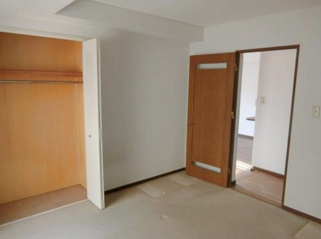 ライオンズヒルズ高槻の洋室|シンプルで使いやすい洋室は、家具の配置も自由自在。落ち着いた空間で、家族それぞれが快適に過ごせる居室です。