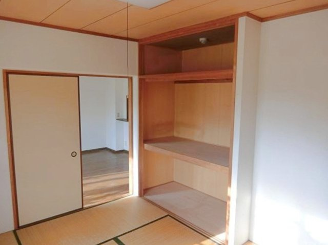 ライオンズヒルズ高槻の和室|シンプルで落ち着いた和室は、収納や押入れも完備。家事や生活動線を邪魔せず、快適に暮らせる居心地の良い空間です。