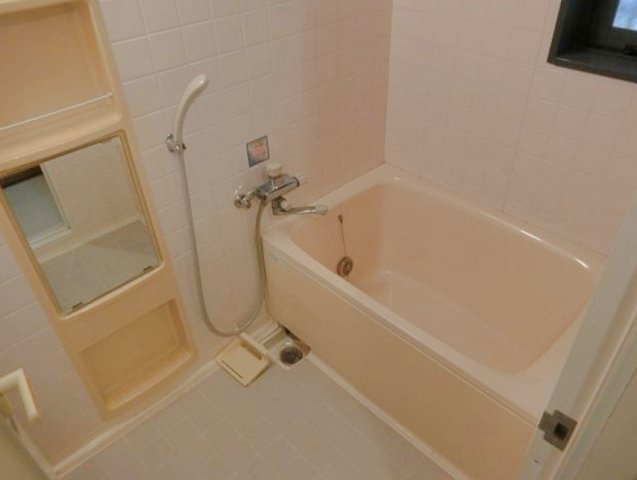 ライオンズヒルズ高槻の浴室|シンプルで整った浴室は、無理なく快適に使える設計。水回りを清潔に保ちやすく、日々の暮らしに寄り添う機能的な空間です。