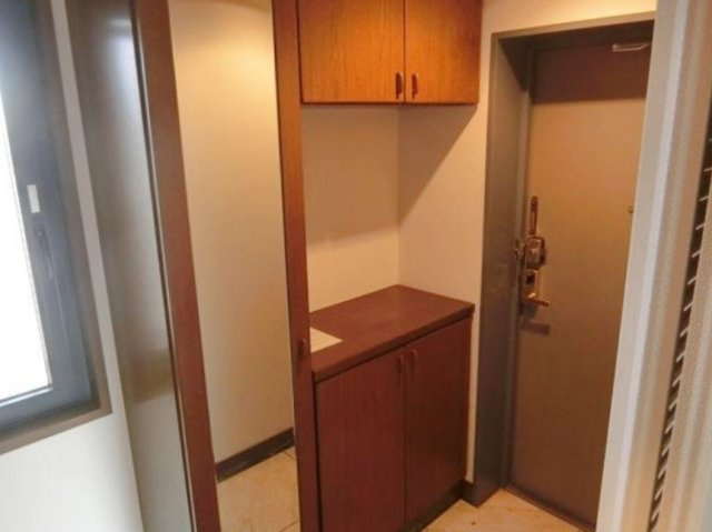 ライオンズヒルズ高槻の玄関|玄関に便利なシューズクローゼットで、靴や荷物をまとめて収納可能。家族全員の生活動線に配慮した設計で、快適で使いやすい住まいです