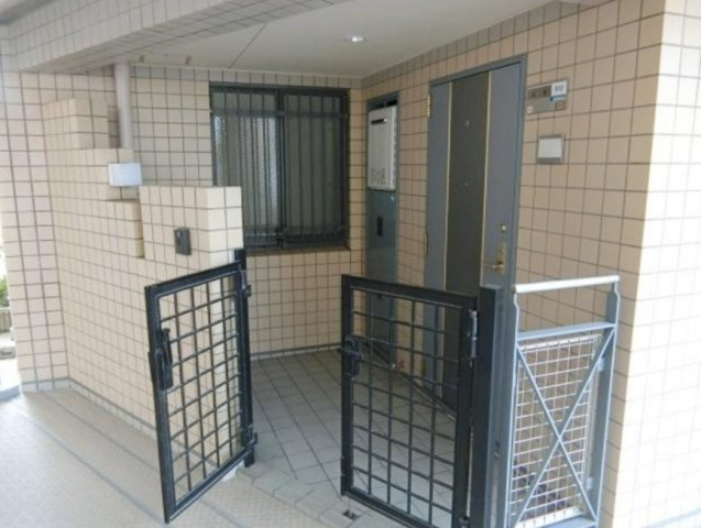 ライオンズヒルズ高槻の玄関|玄関ポーチがあるためプライバシー確保！
