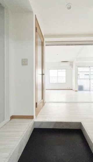 【玄関】 | ワコー高田馬場マンション | 帰り着くたびに洗練されたテイストの空間に迎えられ誇りと喜びを感じる玄関まわりです。