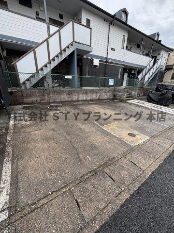 シャトウ山田の駐車場