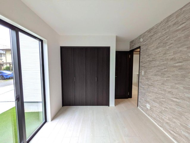 岡山市南区泉田2期GRAFAREの洋室|◆大きな窓からの採光で部屋全体が明るくなります。