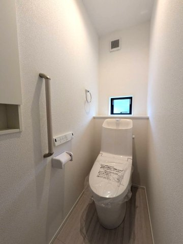 岡山市南区泉田2期GRAFAREのトイレ|◆衛生面にも優しい温水洗浄便座です。トイレは計2ヶ所あり忙しい朝も安心です。