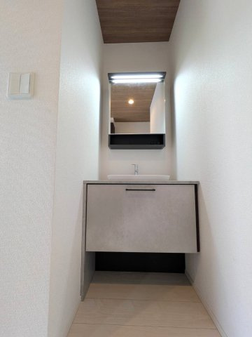 岡山市南区泉田2期GRAFAREの独立洗面台|◆脱衣所の他に洗面台もございます。お出かけ前の身だしなみチェックにおすすめです。