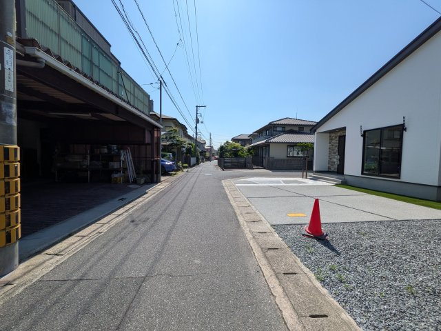 岡山市南区泉田2期GRAFAREの前面道路含む現地写真|◆南側前面道路の幅員は4.0ｍです。