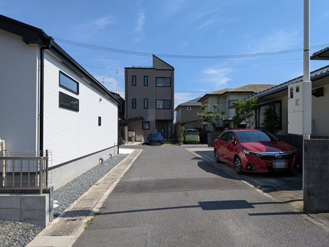 岡山市南区泉田2期GRAFAREの前面道路含む現地写真|◆西側前面道路の幅員は4.2ｍです。