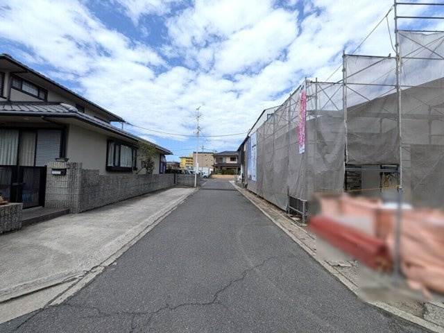 岡山市南区泉田2期GRAFAREの前面道路含む現地写真|◆西側前面道路の幅員は4.2ｍです。