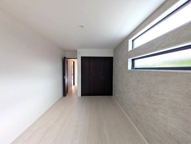 岡山市南区泉田2期GRAFAREの洋室|◆クローゼット付きで収納にも困りません。