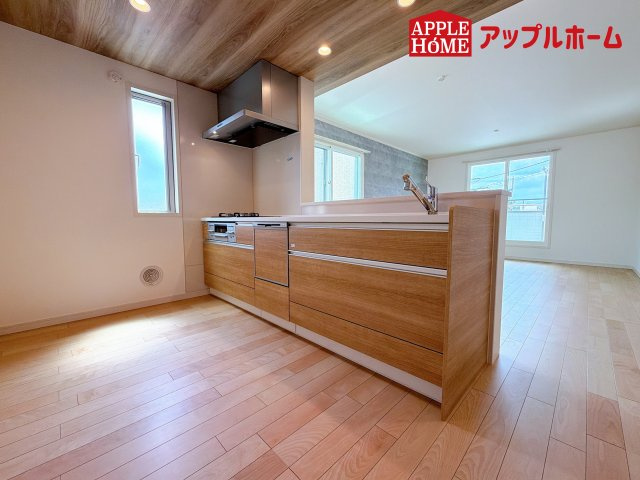 [新築住宅] さいたま市北区奈良町 2期 全1棟のキッチン|対面式キッチンは、家族のコミュニケーションを育み、子育て家族にも好適なプラン！リビングで寛ぐご家族をいつも感じられます♪会話を楽しみながら家事ができ、小さいお子様がいても安心です！