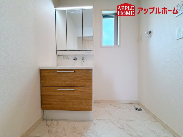 [新築住宅] さいたま市北区奈良町 2期 全1棟の独立洗面台|ゆとりの洗面スペースで朝の身支度も快適スムーズに。３面鏡で髪のセットやお化粧もストレスなくこなせ、朝から気分良く通勤通学に向かえそうですね！鏡の裏にはたっぷりと収納スペースを標準装備